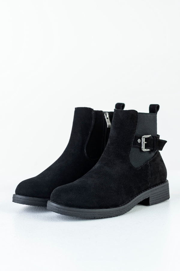 Leather boots with buckle