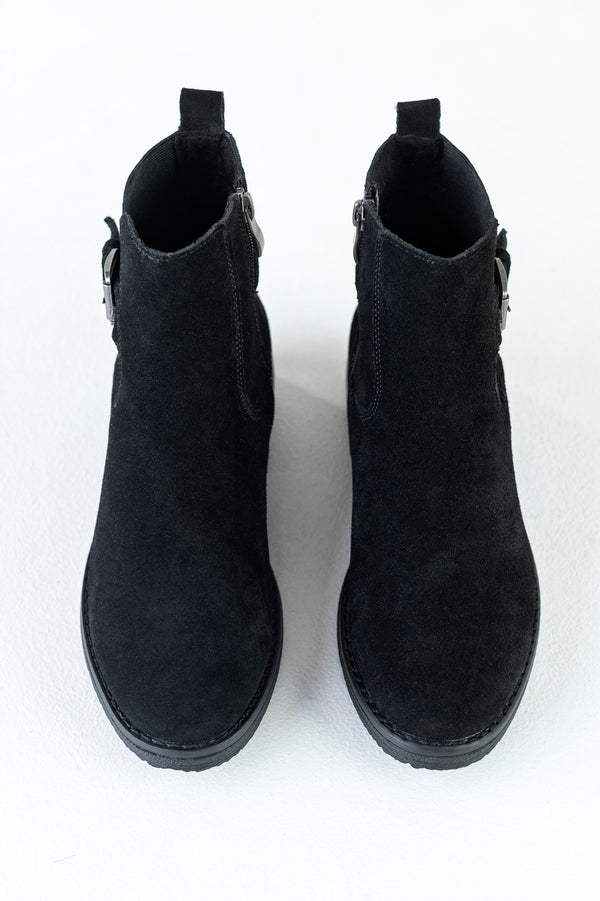 Leather boots with buckle