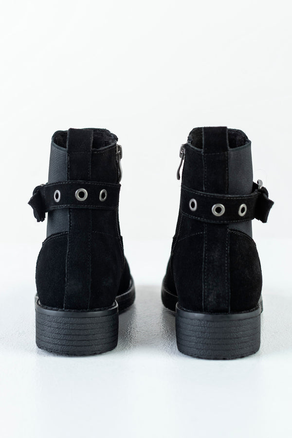 Leather boots with buckle