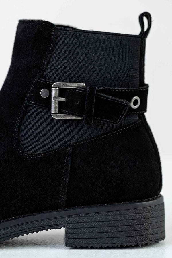 Leather boots with buckle