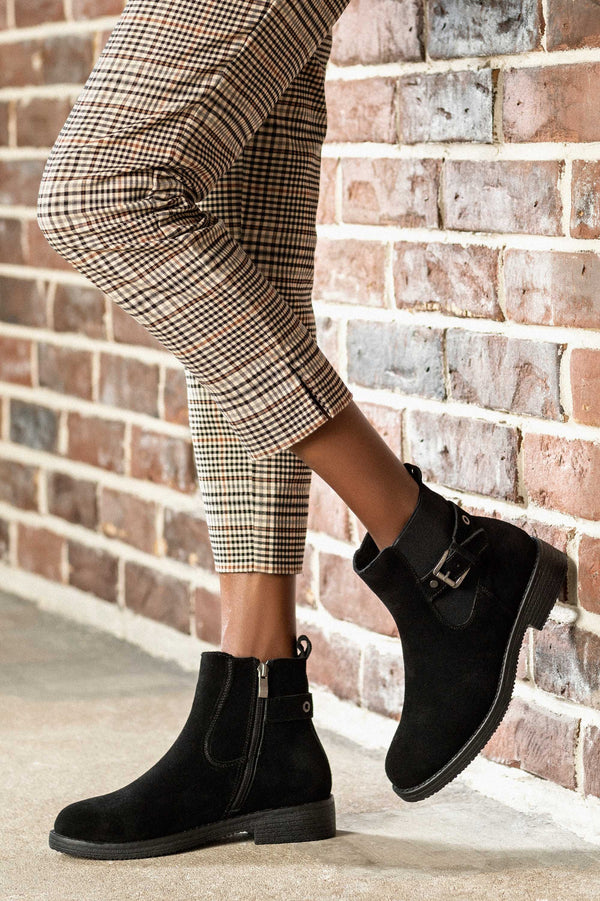 Leather boots with buckle