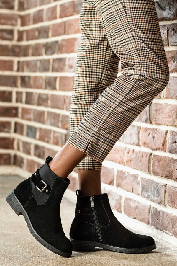 Leather boots with buckle