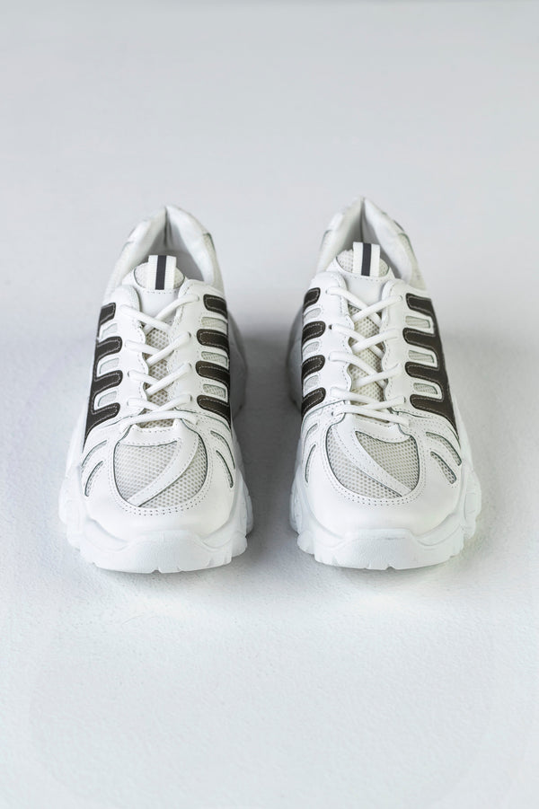 Lace-up fastening sneakers