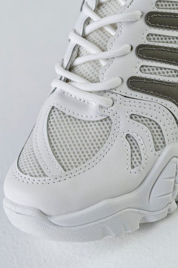 Lace-up fastening sneakers