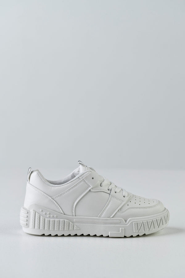 Lace-up fastening sneakers