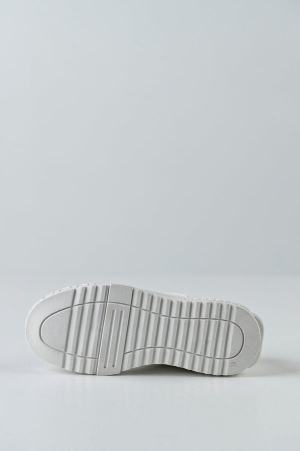 Lace-up fastening sneakers