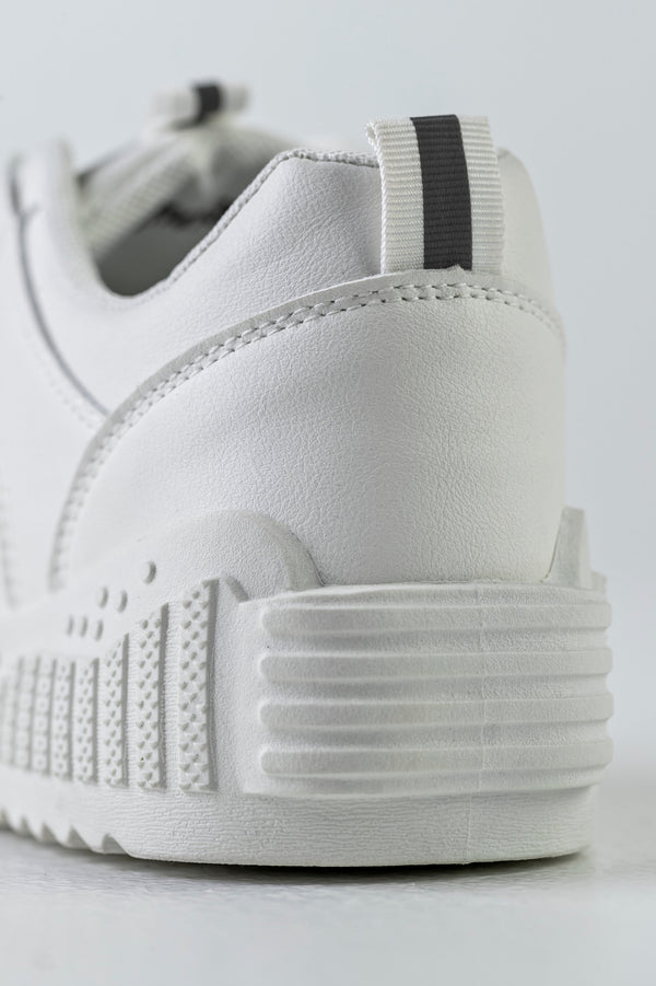 Lace-up fastening sneakers