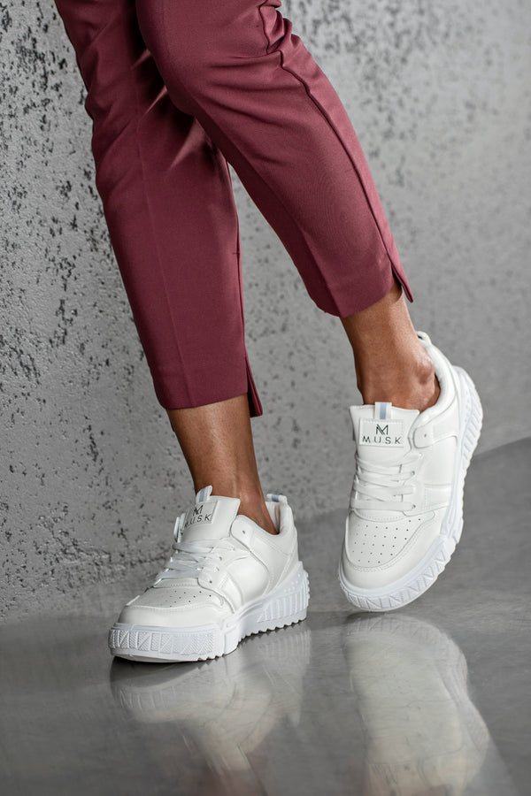 Lace-up fastening sneakers