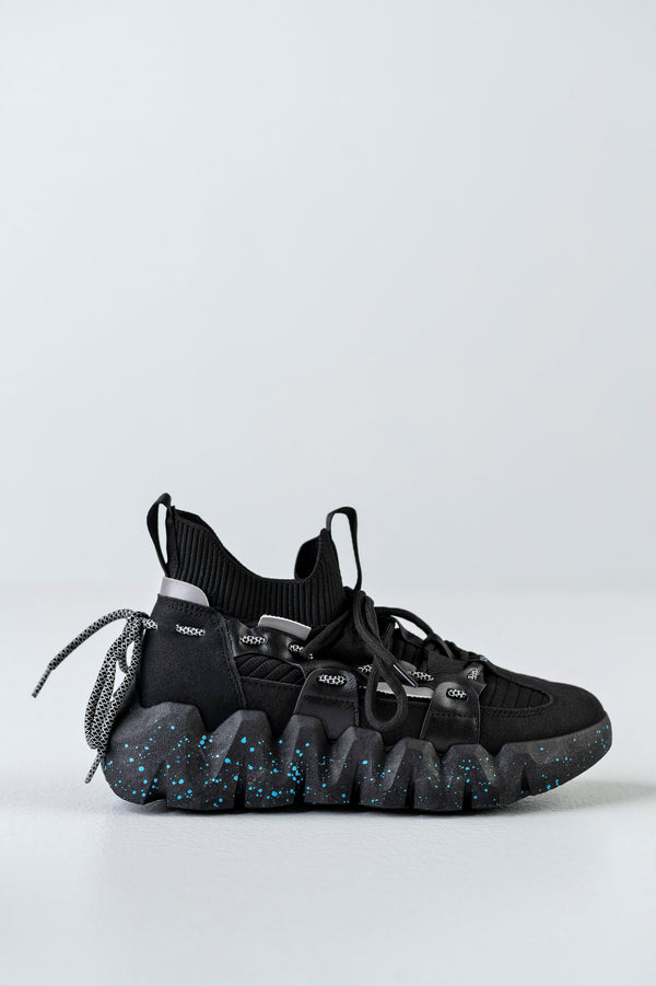 Sneakers with laces
