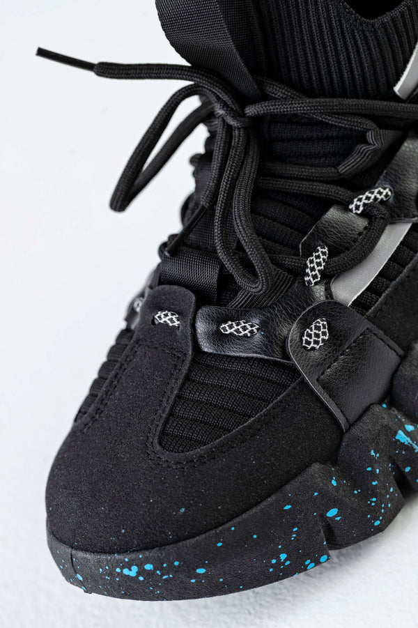 Sneakers with laces