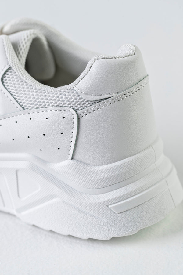 Lace-up fastening sneakers