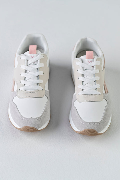 Lace-up fastening sneakers