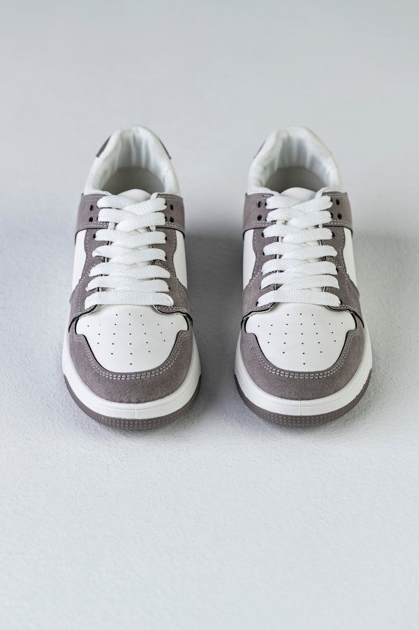 Lace-up fastening sneakers