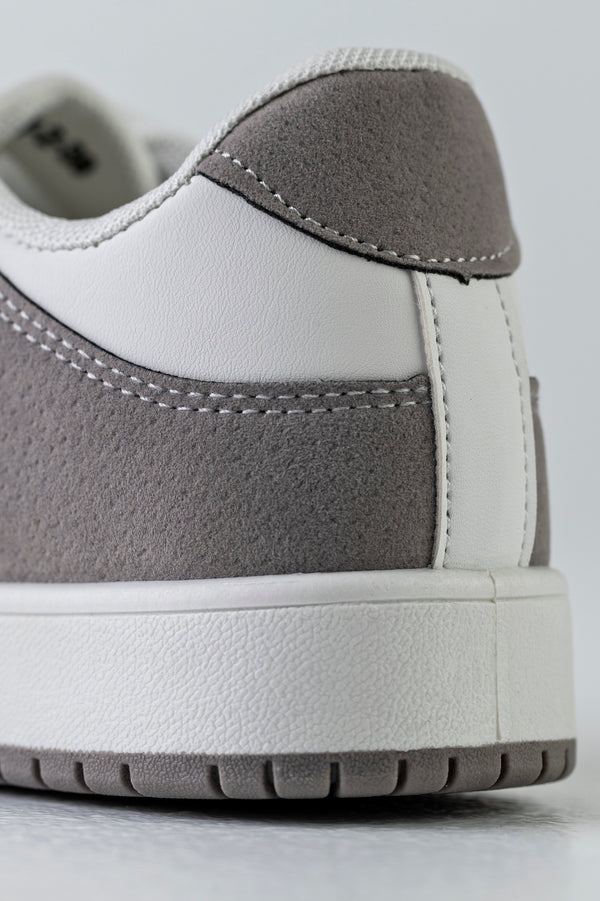 Lace-up fastening sneakers