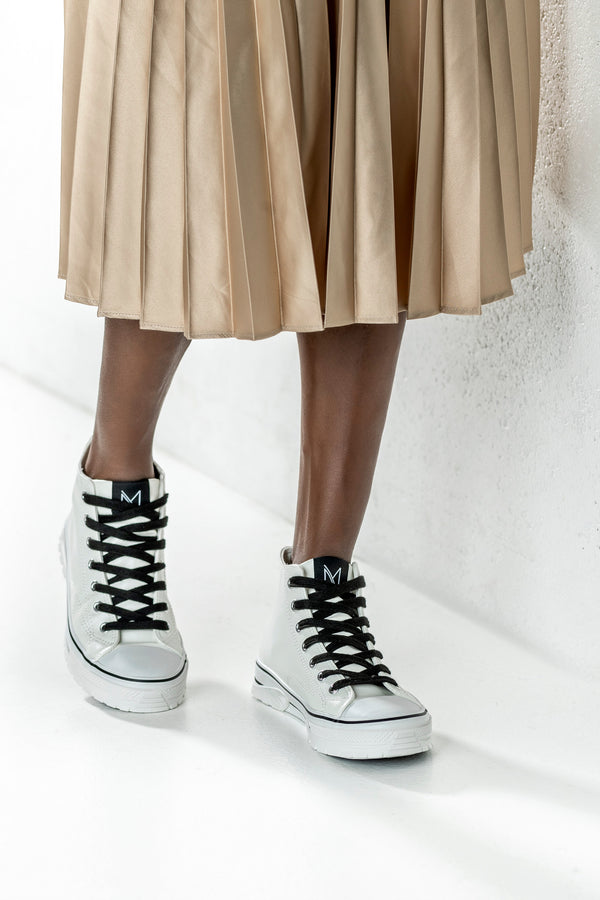 Lace-up fastening high top sneakers