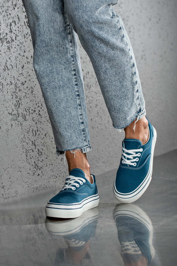 Lace-up fastening canvas sneakers