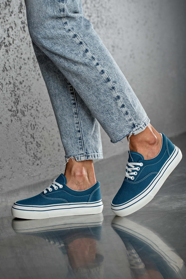 Lace-up fastening canvas sneakers