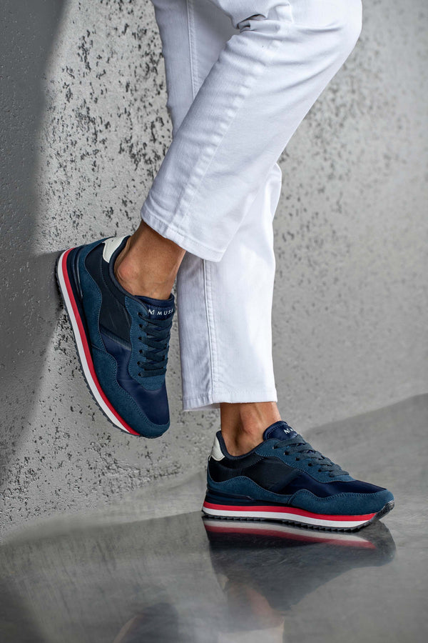 Lace-up fastening sneakers