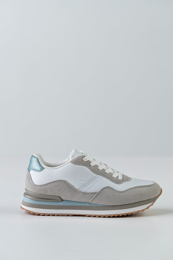 Lace-up fastening sneakers