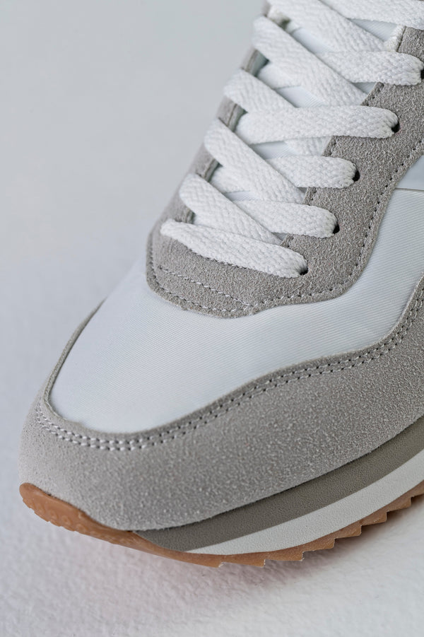 Lace-up fastening sneakers