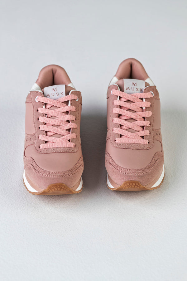 Lace-up fastening sneakers