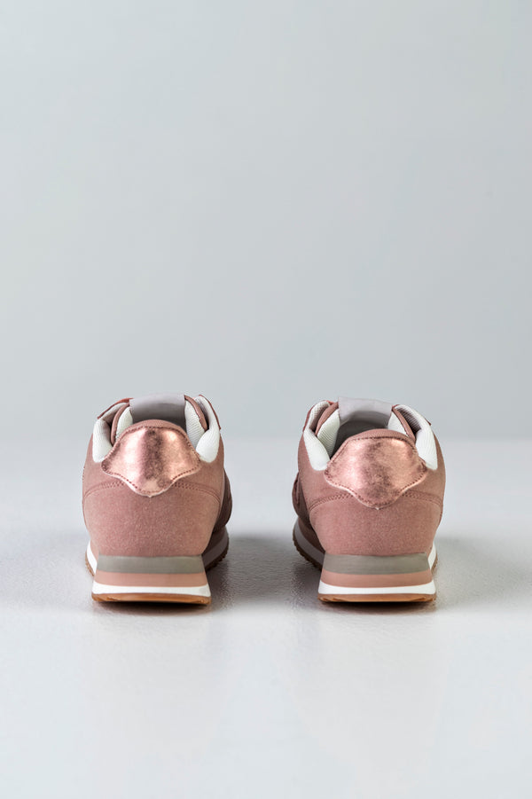 Lace-up fastening sneakers