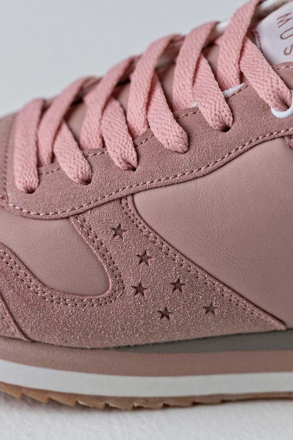 Lace-up fastening sneakers