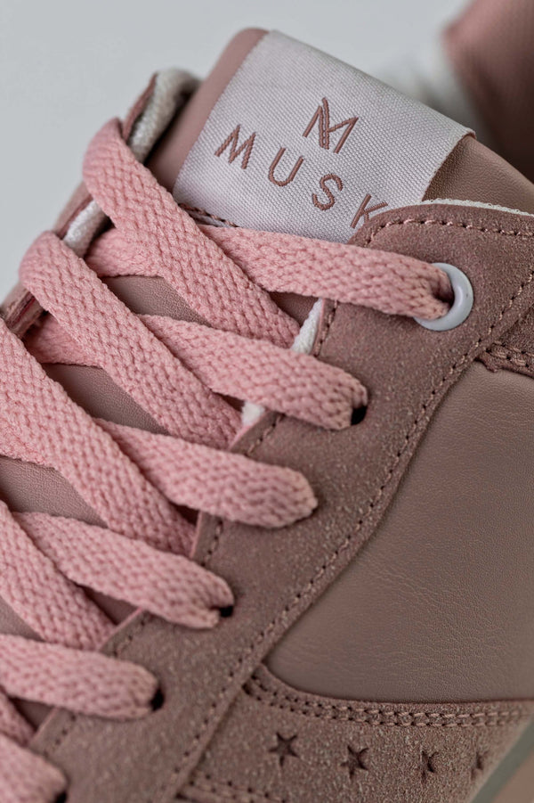 Lace-up fastening sneakers