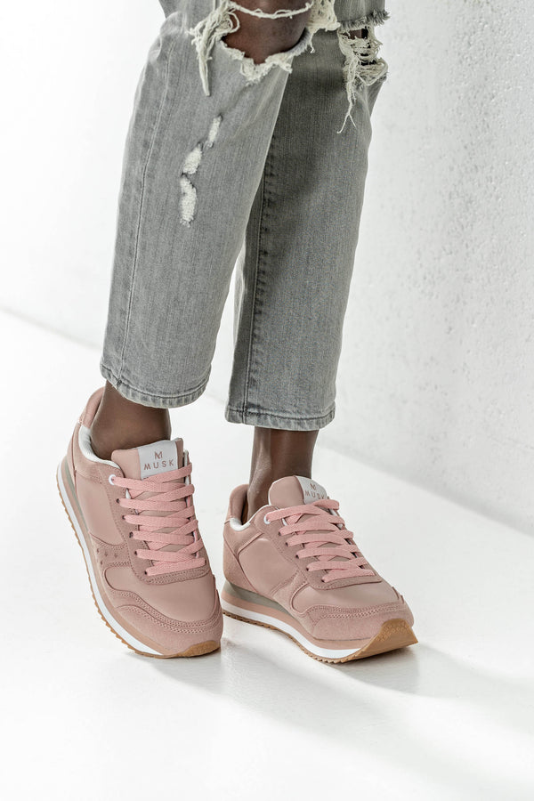 Lace-up fastening sneakers