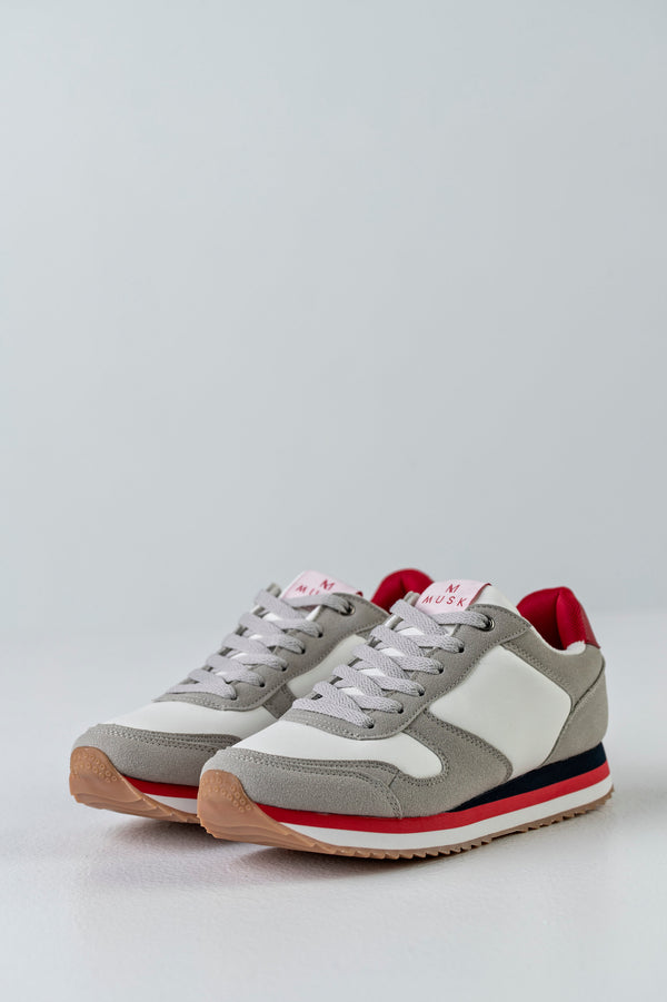 Lace-up fastening sneakers