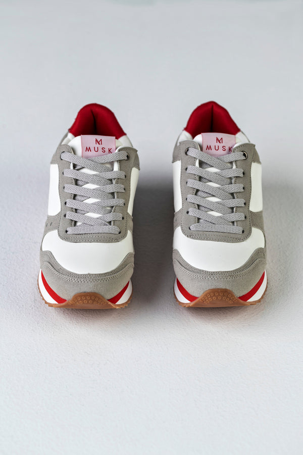 Lace-up fastening sneakers