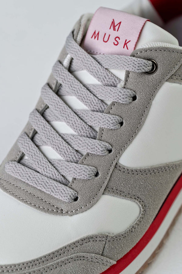 Lace-up fastening sneakers