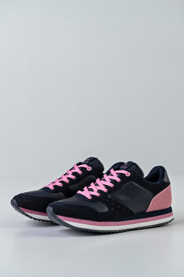 Lace-up fastening sneakers