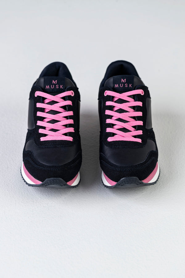 Lace-up fastening sneakers
