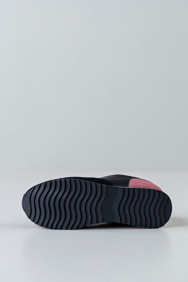 Lace-up fastening sneakers