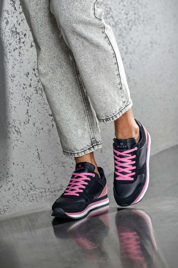Lace-up fastening sneakers