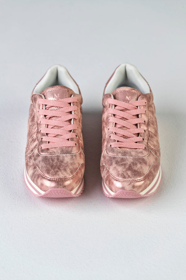 Lace-up fastening sneakers