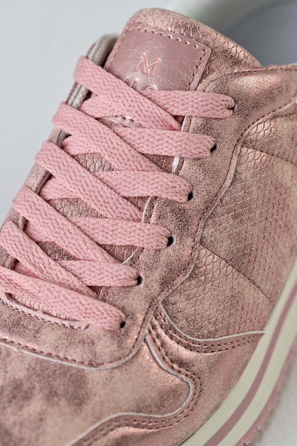 Lace-up fastening sneakers