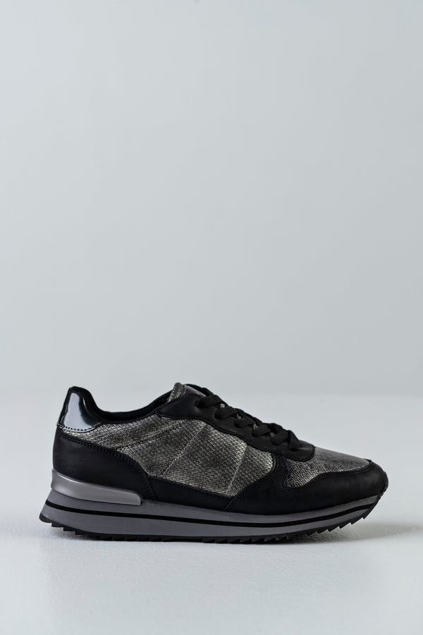 Lace-up fastening sneakers