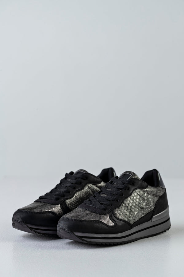 Lace-up fastening sneakers