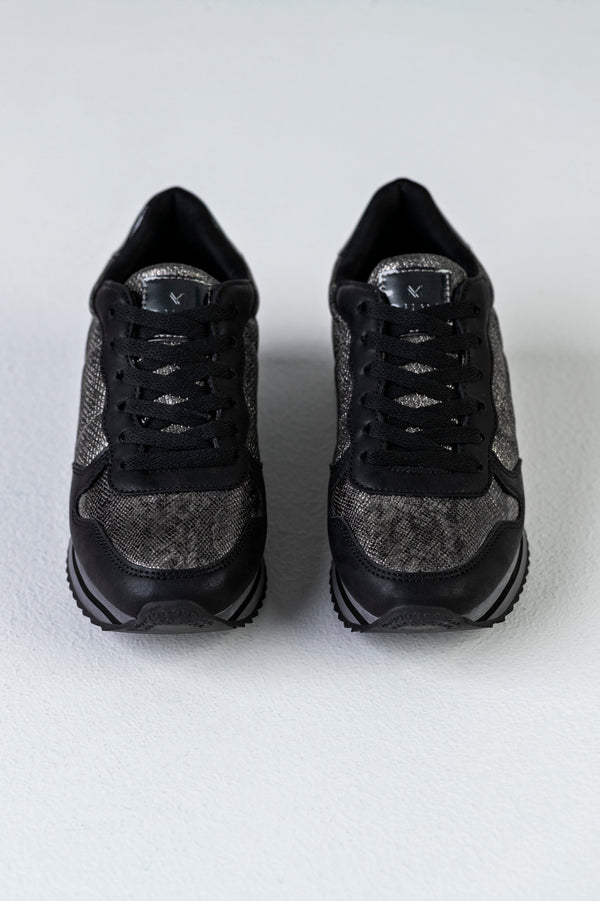 Lace-up fastening sneakers