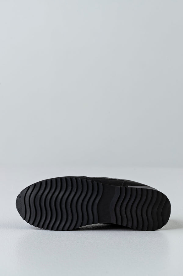 Lace-up fastening sneakers