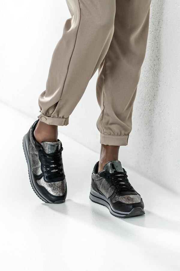 Lace-up fastening sneakers
