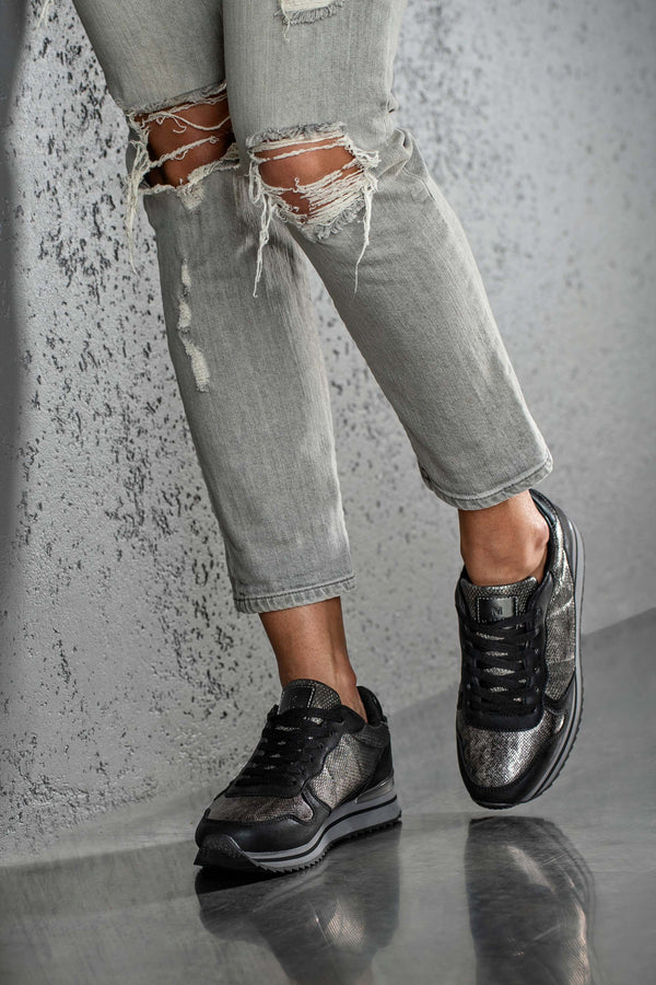 Lace-up fastening sneakers