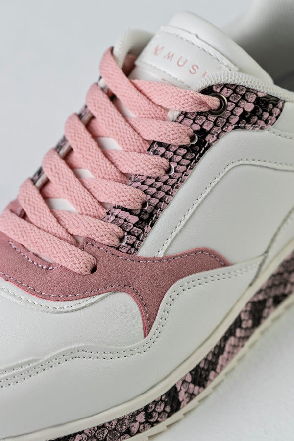 Lace-up fastening sneakers