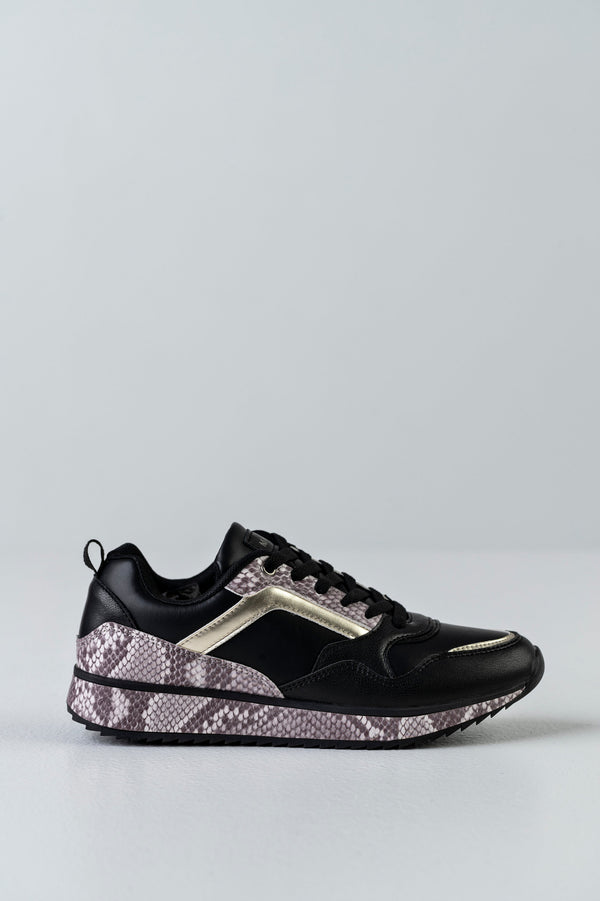 Lace-up fastening sneakers