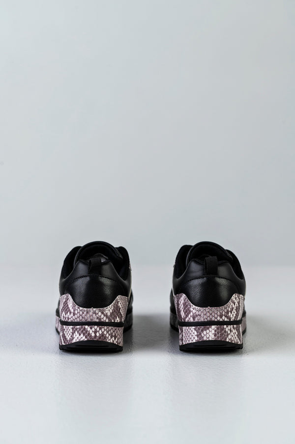 Lace-up fastening sneakers