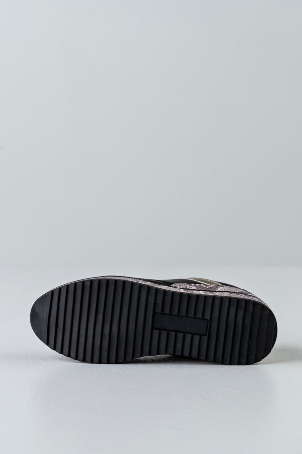 Lace-up fastening sneakers