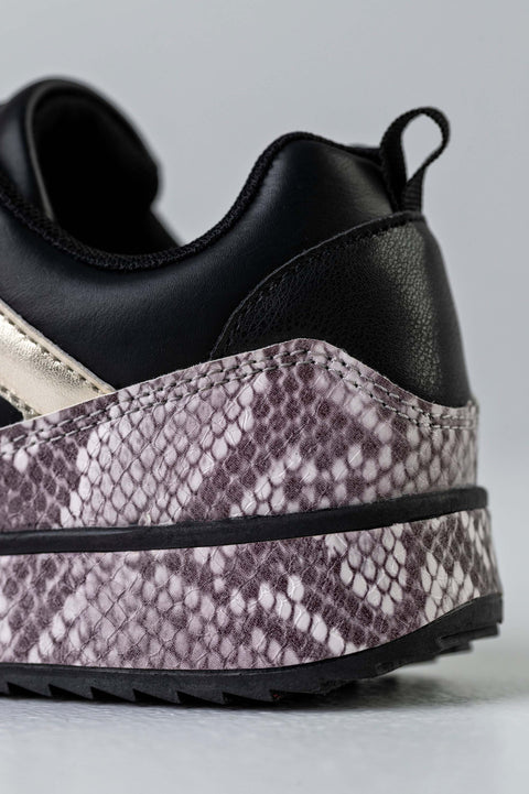 Lace-up fastening sneakers