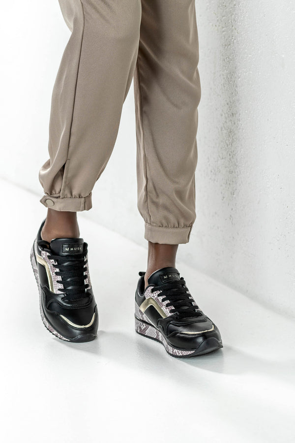 Lace-up fastening sneakers